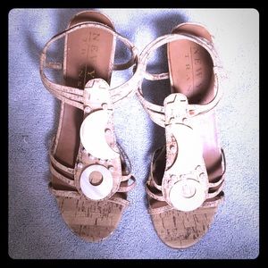 Low wedge strapped sandal ⭐️ 🌙